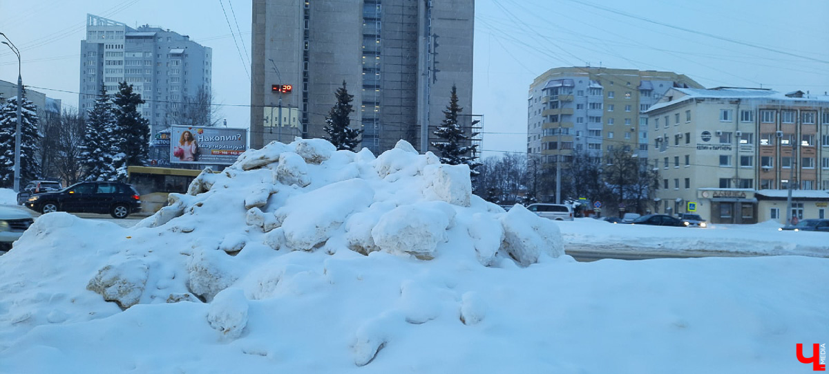 Субботний снегопад до сих пор аукается. В городе остались высокие горы снега. Что с ними делают и как быть, если мегасугроб мешает лично вам?