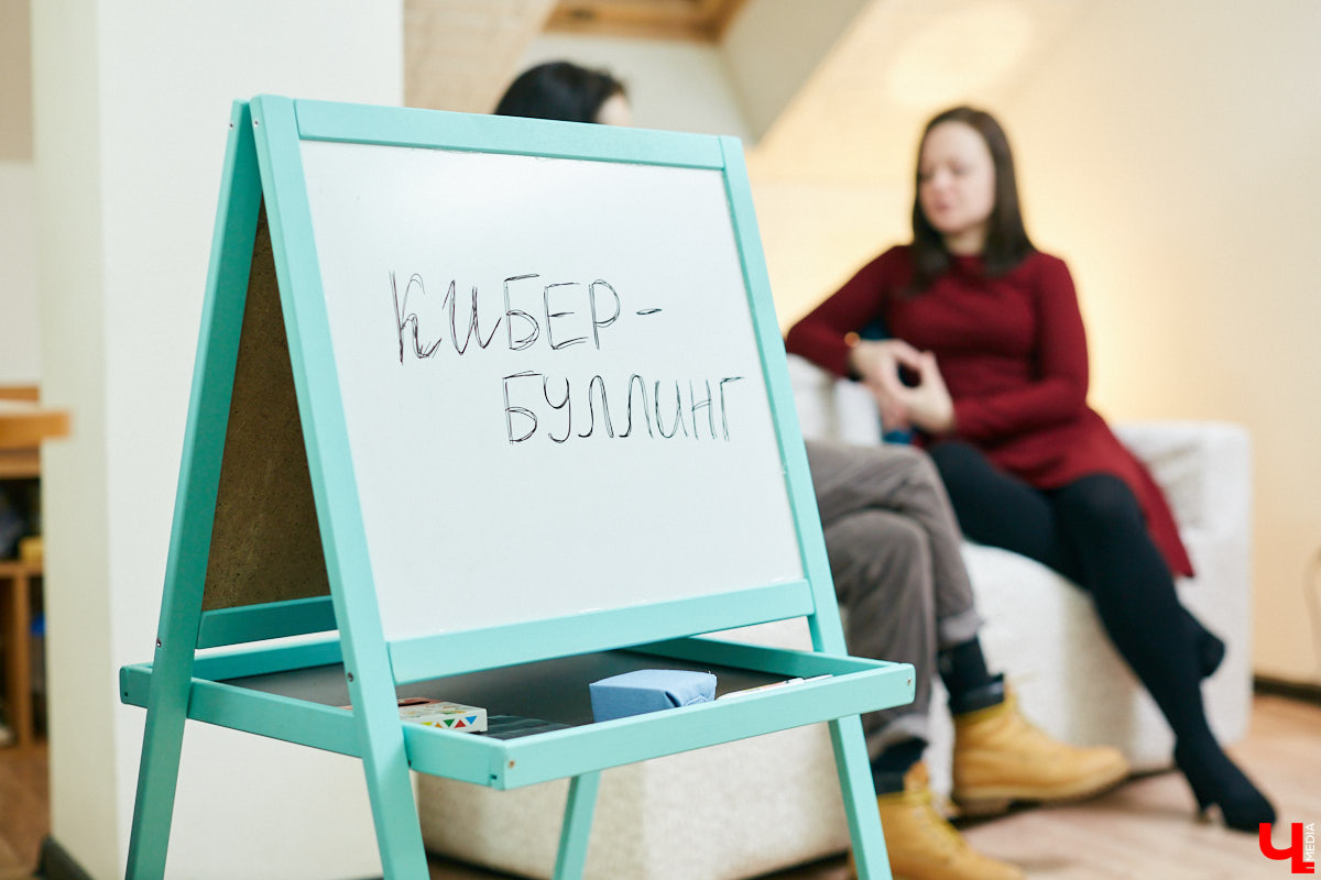 «Стрелки» за школой давно перекочевали в сеть, обзаведясь умным названием «кибербуллинг». Вместе с гештальт-терапевтом мы решили разобраться, чем характерно это явление и как ему противостоять.