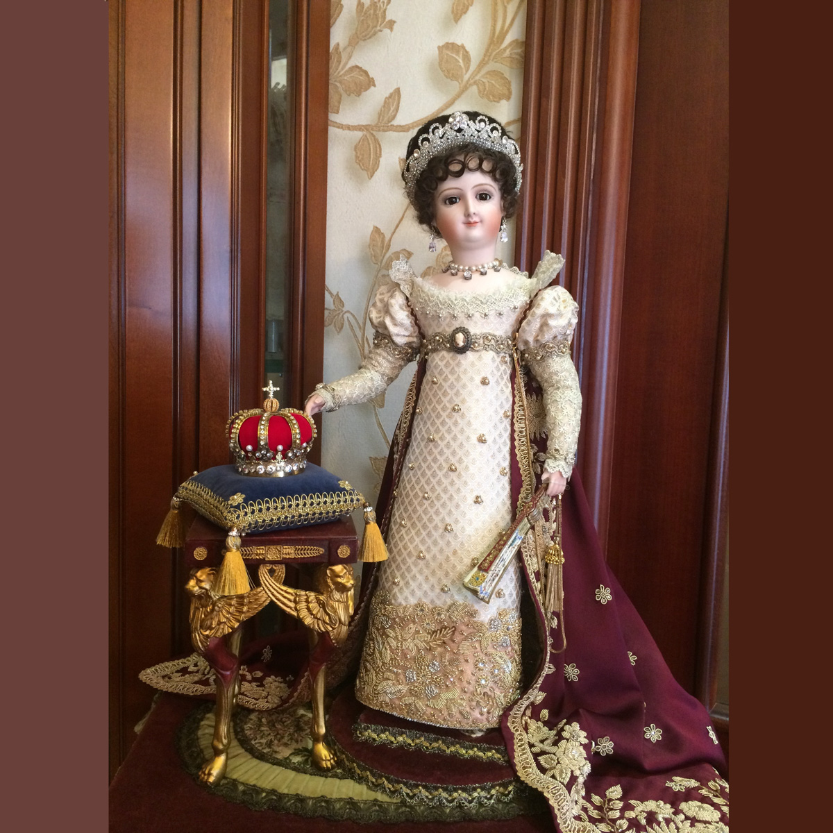 Мебель для кукольных домиков: от детской мечты до искусства миниатюры.