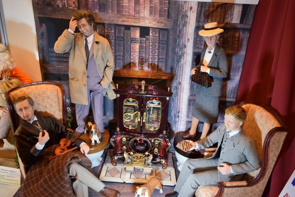 Мебель для кукольных домиков: от детской мечты до искусства миниатюры.