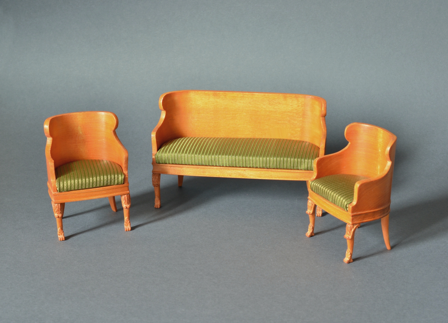 Мебель для кукольных домиков: от детской мечты до искусства миниатюры.