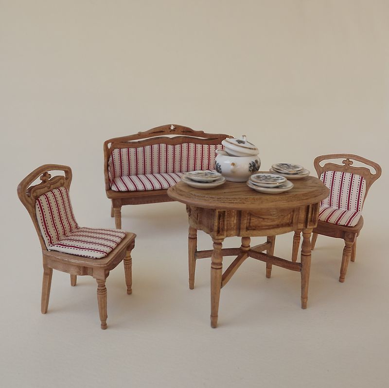 Мебель для кукольных домиков: от детской мечты до искусства миниатюры.