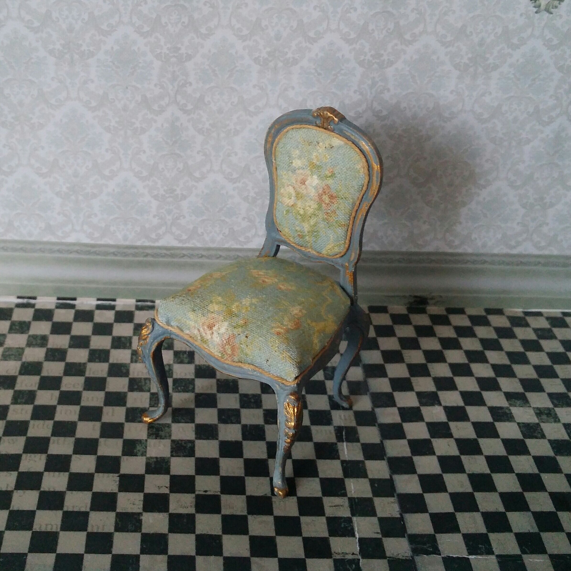 Мебель для кукольных домиков: от детской мечты до искусства миниатюры.