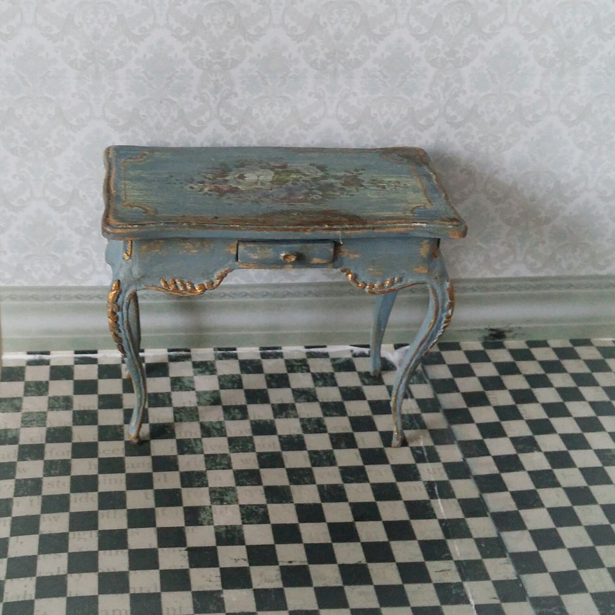 Мебель для кукольных домиков: от детской мечты до искусства миниатюры.