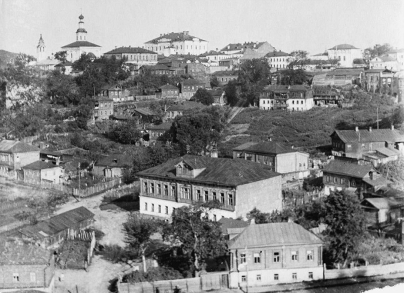 Прогулялись с экскурсоводом Владимиром Новиковым по местам, слывшим некогда богатыми землями для жизни местных дельцов.