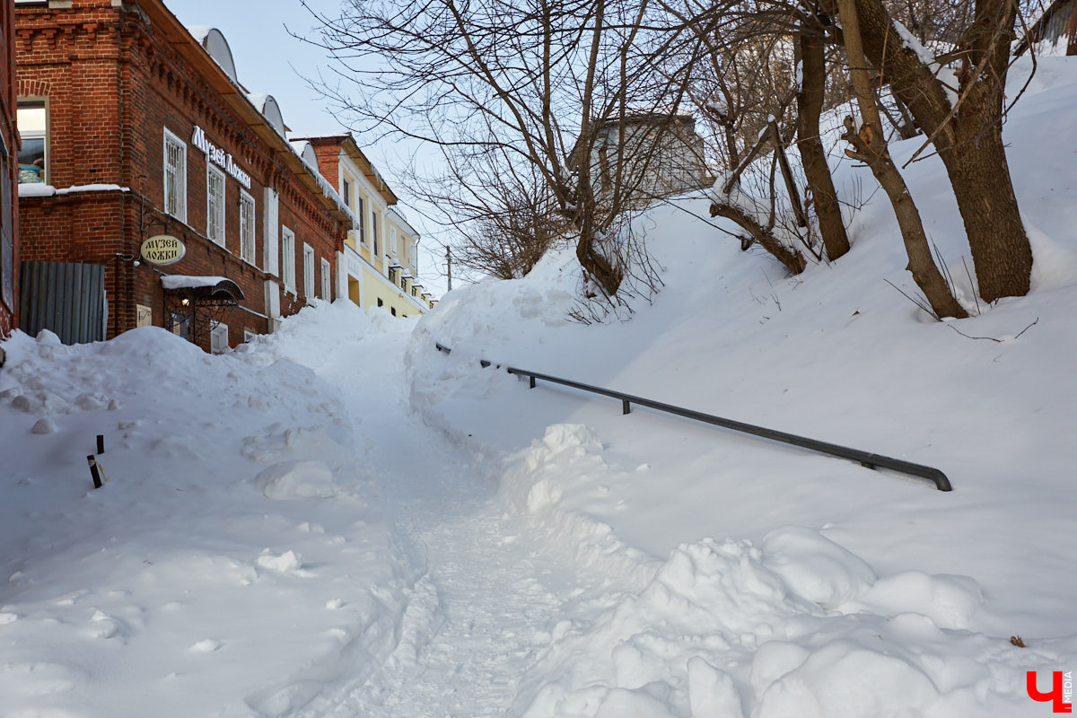 Прогулялись с экскурсоводом Владимиром Новиковым по местам, слывшим некогда богатыми землями для жизни местных дельцов.