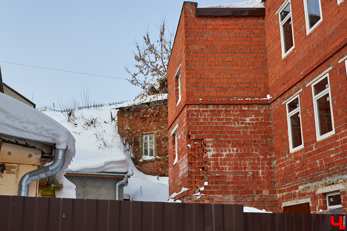 Прогулялись с экскурсоводом Владимиром Новиковым по местам, слывшим некогда богатыми землями для жизни местных дельцов.