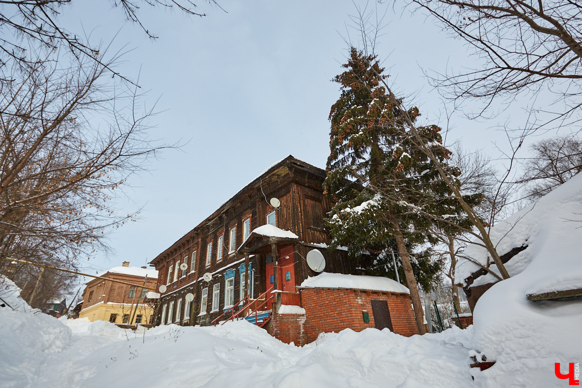 Прогулялись с экскурсоводом Владимиром Новиковым по местам, слывшим некогда богатыми землями для жизни местных дельцов.