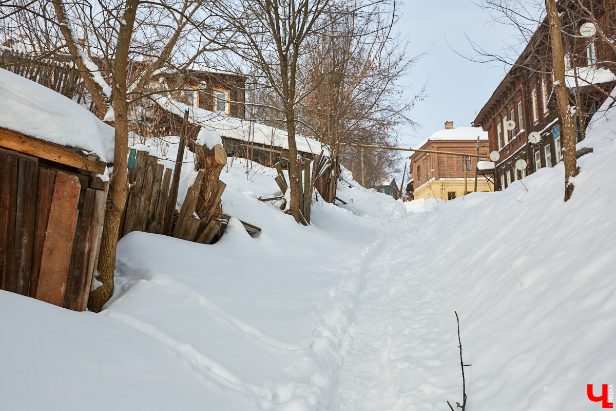 Прогулялись с экскурсоводом Владимиром Новиковым по местам, слывшим некогда богатыми землями для жизни местных дельцов.
