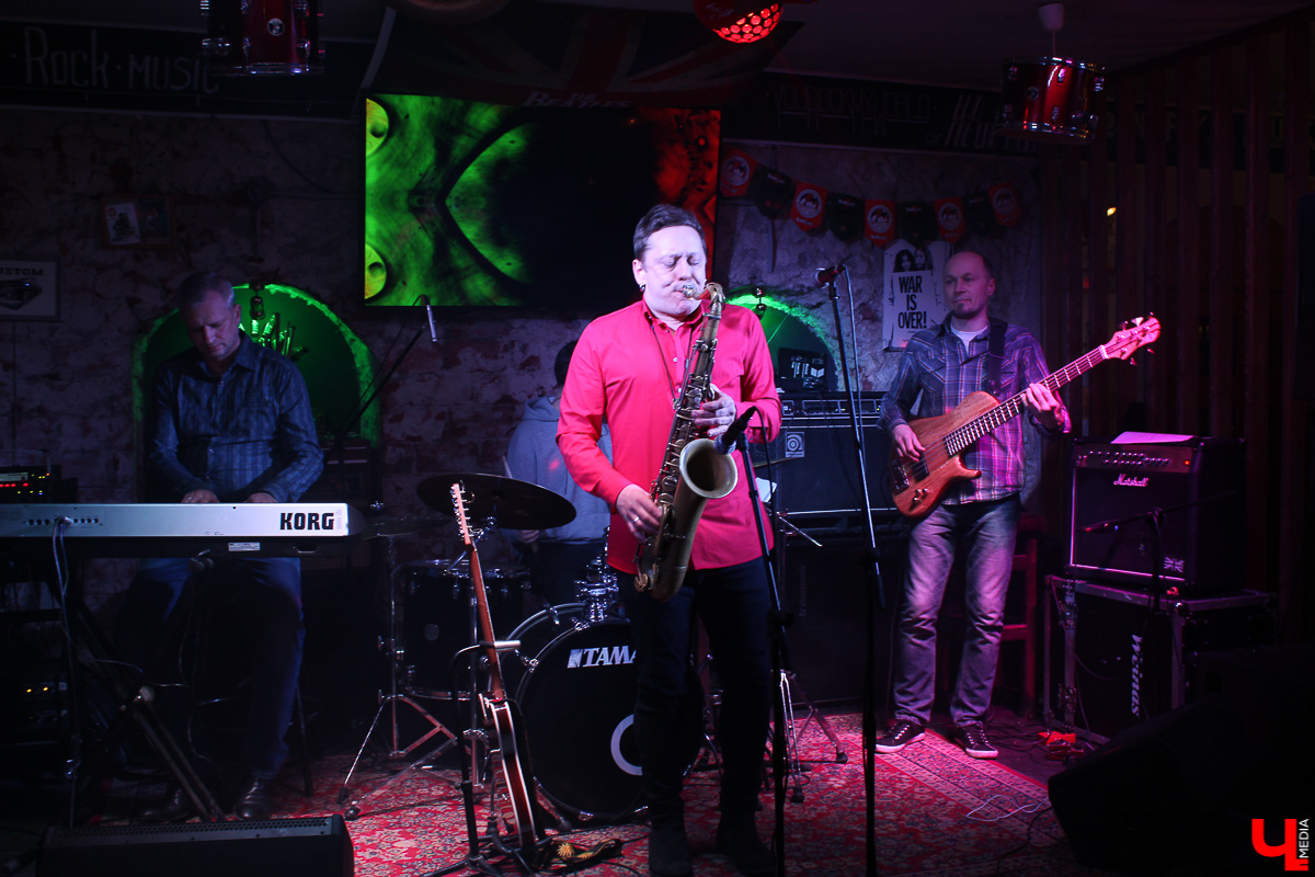 19 февраля во Владимире в рок-лаборатории «Другой Бар» состоялся концерт музыканта легендарной группы «Аквариум» Игоря Тимофеева.