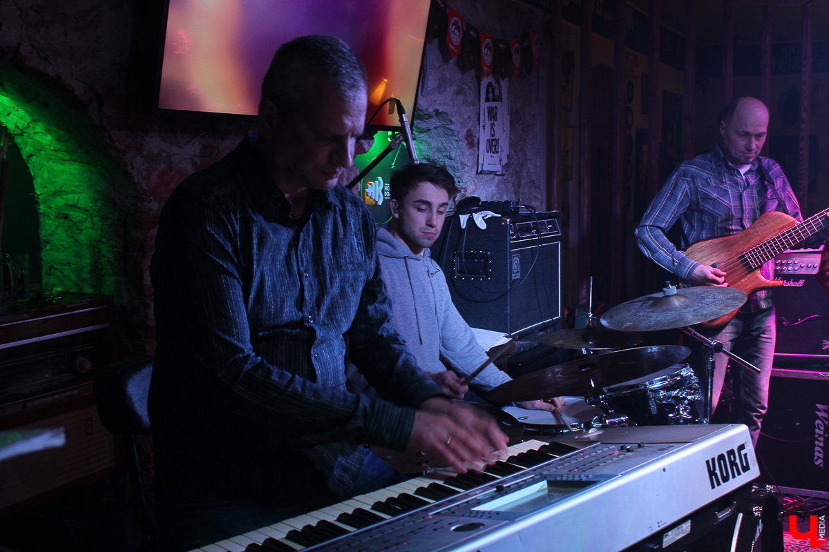 19 февраля во Владимире в рок-лаборатории «Другой Бар» состоялся концерт музыканта легендарной группы «Аквариум» Игоря Тимофеева.