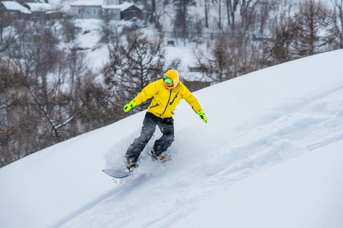 Есть дикие, а есть цивилизованные. И там, и там - своя атмосфера и особый адреналин. В поисках интересных проводов зимы мы попросили владимирского сноубордиста рассказать о необустроенных склонах для катания. 