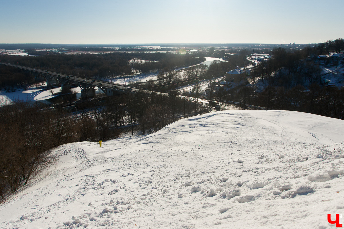 Есть дикие, а есть цивилизованные. И там, и там - своя атмосфера и особый адреналин. В поисках интересных проводов зимы мы попросили владимирского сноубордиста рассказать о необустроенных склонах для катания. 