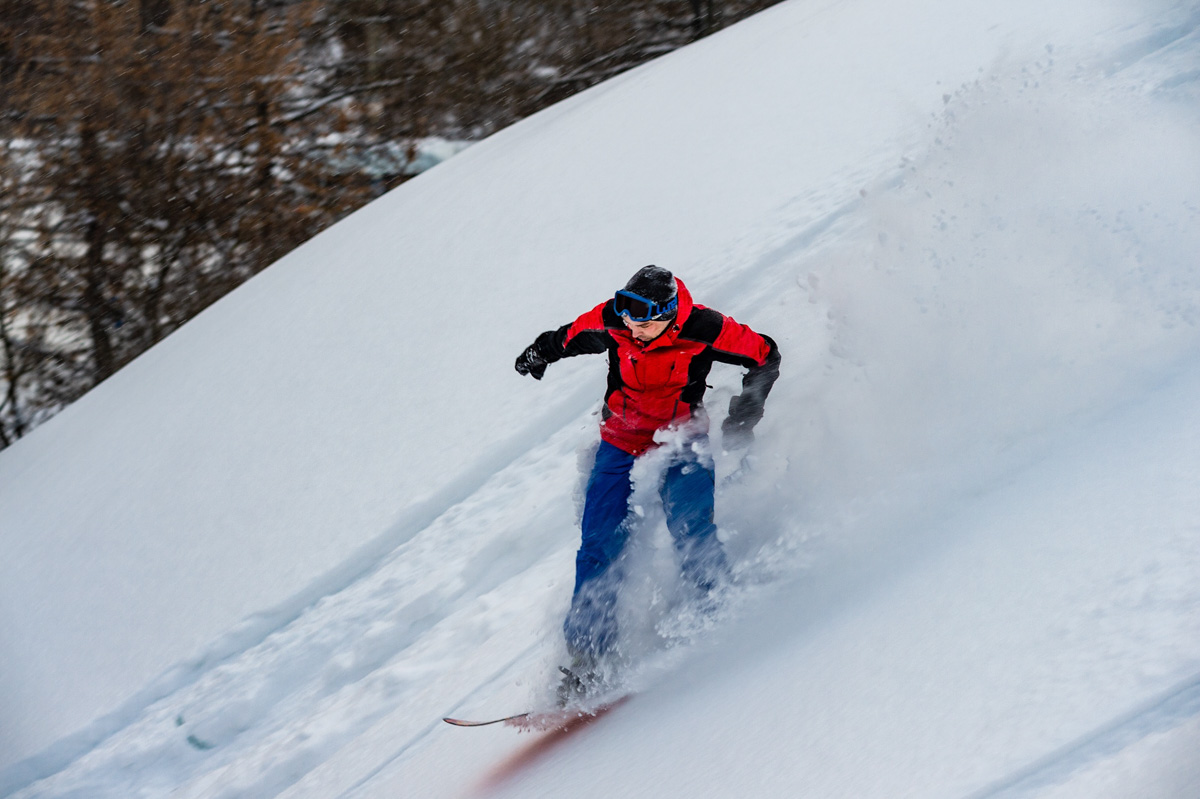 Есть дикие, а есть цивилизованные. И там, и там - своя атмосфера и особый адреналин. В поисках интересных проводов зимы мы попросили владимирского сноубордиста рассказать о необустроенных склонах для катания. 