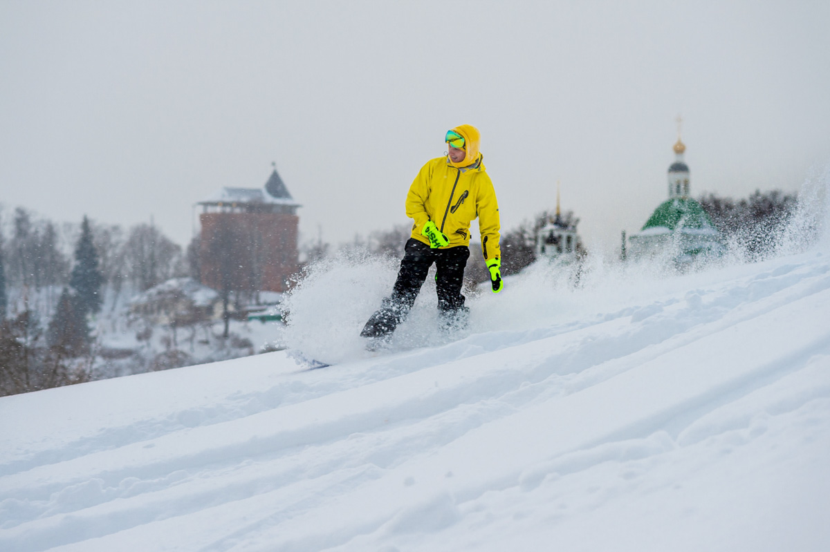 Есть дикие, а есть цивилизованные. И там, и там - своя атмосфера и особый адреналин. В поисках интересных проводов зимы мы попросили владимирского сноубордиста рассказать о необустроенных склонах для катания. 
