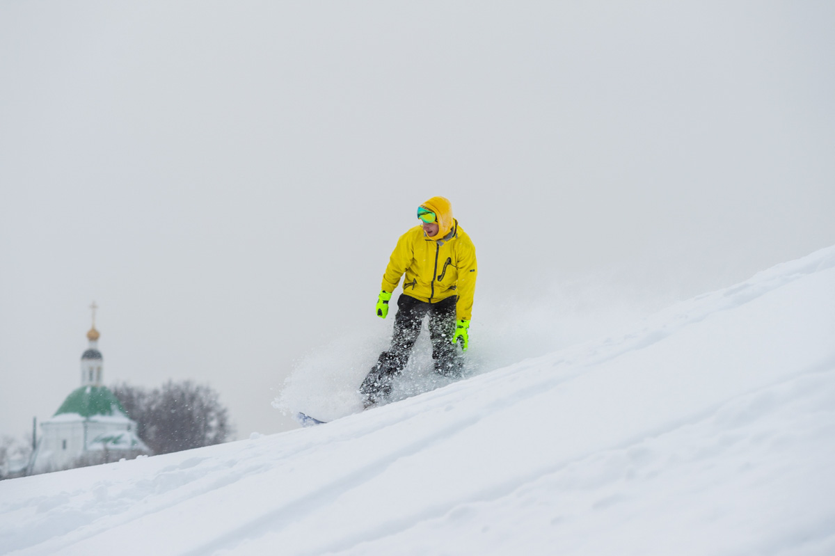 Есть дикие, а есть цивилизованные. И там, и там - своя атмосфера и особый адреналин. В поисках интересных проводов зимы мы попросили владимирского сноубордиста рассказать о необустроенных склонах для катания. 