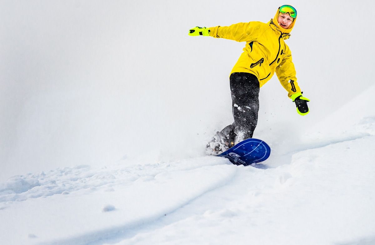 Есть дикие, а есть цивилизованные. И там, и там - своя атмосфера и особый адреналин. В поисках интересных проводов зимы мы попросили владимирского сноубордиста рассказать о необустроенных склонах для катания. 
