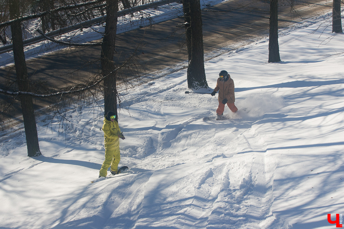Есть дикие, а есть цивилизованные. И там, и там - своя атмосфера и особый адреналин. В поисках интересных проводов зимы мы попросили владимирского сноубордиста рассказать о необустроенных склонах для катания. 