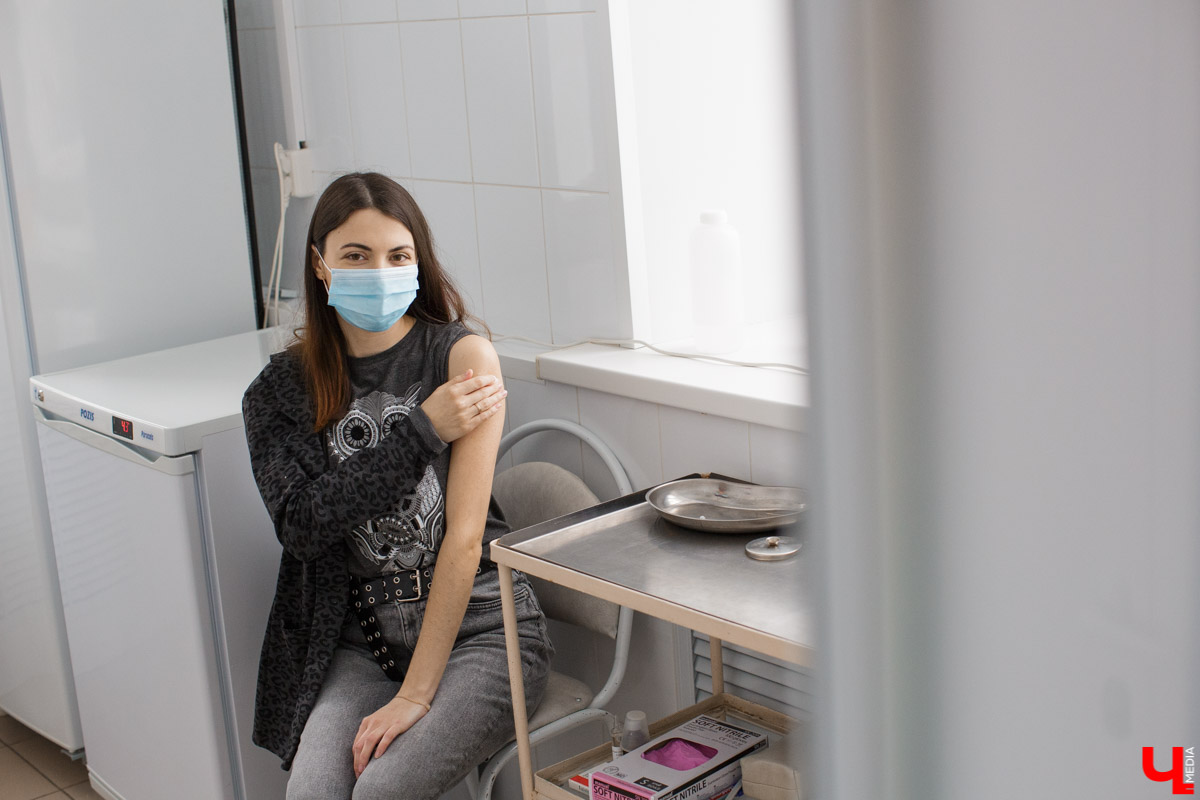 Свершилось. Наш журналист прошла второй этап вакцинации от коронавируса. И даже получила бумажный сертификат, подтверждающий это. А еще, надеемся, сильный иммунитет от «короны».