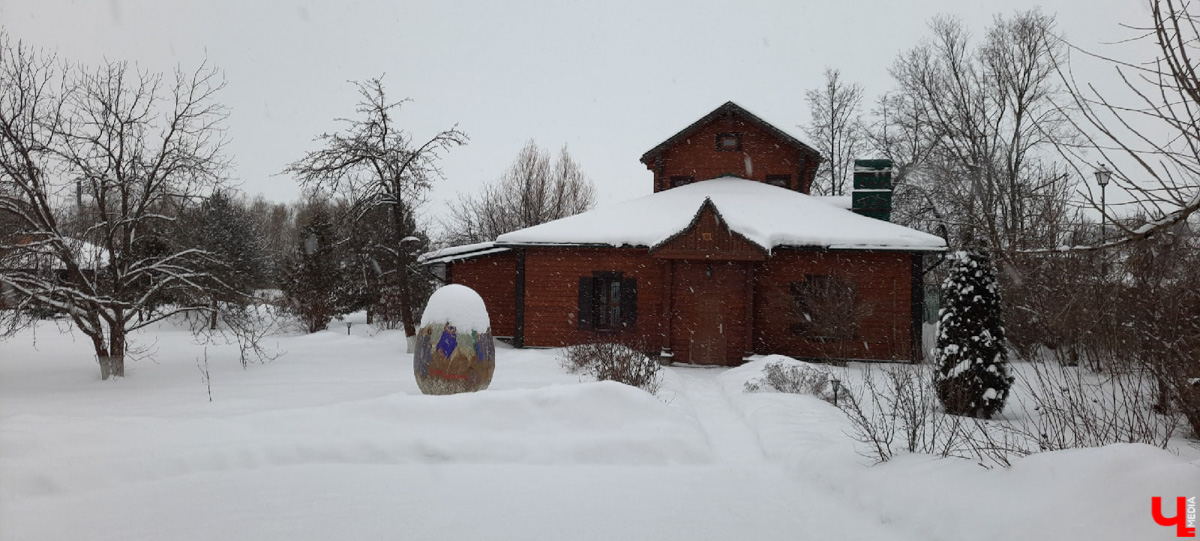 Суздаль - город древних памятников. Но по соседству с ними активно плодятся и множатся современные объекты. Как их расценивать? Спросили об этом у экспертов.