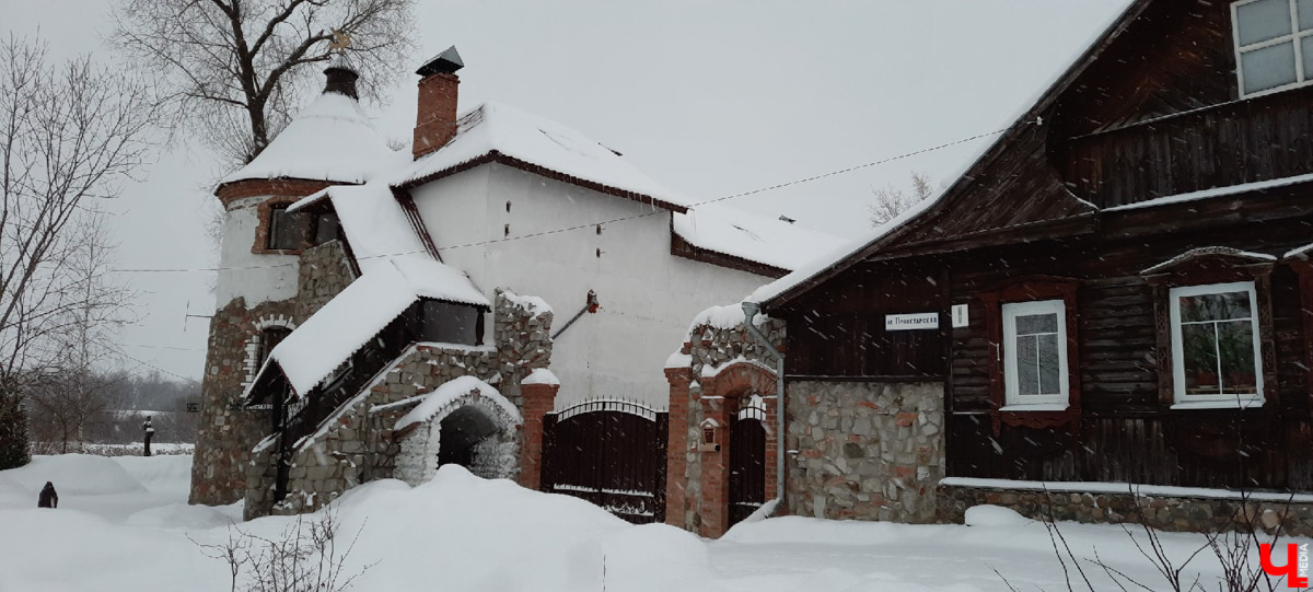 Суздаль - город древних памятников. Но по соседству с ними активно плодятся и множатся современные объекты. Как их расценивать? Спросили об этом у экспертов.