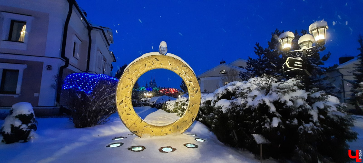 Суздаль - город древних памятников. Но по соседству с ними активно плодятся и множатся современные объекты. Как их расценивать? Спросили об этом у экспертов.