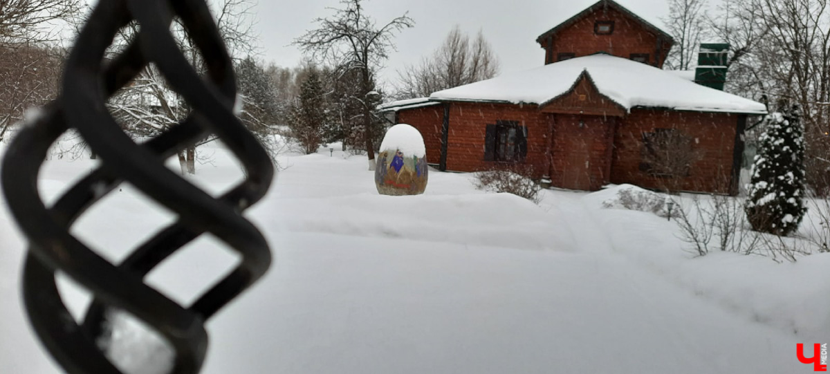 Суздаль - город древних памятников. Но по соседству с ними активно плодятся и множатся современные объекты. Как их расценивать? Спросили об этом у экспертов.