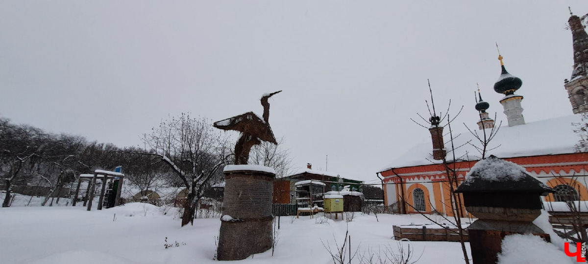 Суздаль - город древних памятников. Но по соседству с ними активно плодятся и множатся современные объекты. Как их расценивать? Спросили об этом у экспертов.