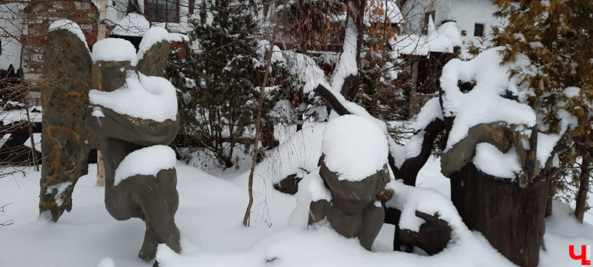 Суздаль - город древних памятников. Но по соседству с ними активно плодятся и множатся современные объекты. Как их расценивать? Спросили об этом у экспертов.