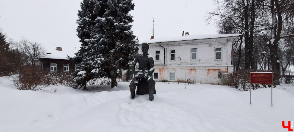 Суздаль - город древних памятников. Но по соседству с ними активно плодятся и множатся современные объекты. Как их расценивать? Спросили об этом у экспертов.