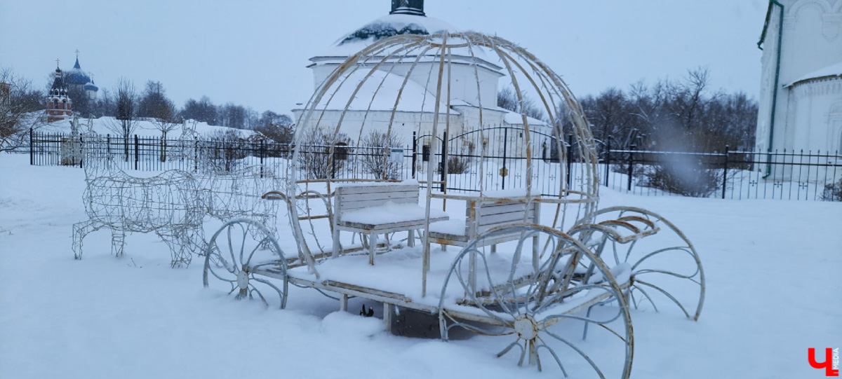 Суздаль - город древних памятников. Но по соседству с ними активно плодятся и множатся современные объекты. Как их расценивать? Спросили об этом у экспертов.