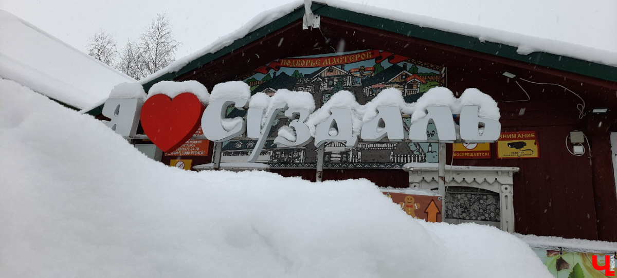 Суздаль - город древних памятников. Но по соседству с ними активно плодятся и множатся современные объекты. Как их расценивать? Спросили об этом у экспертов.