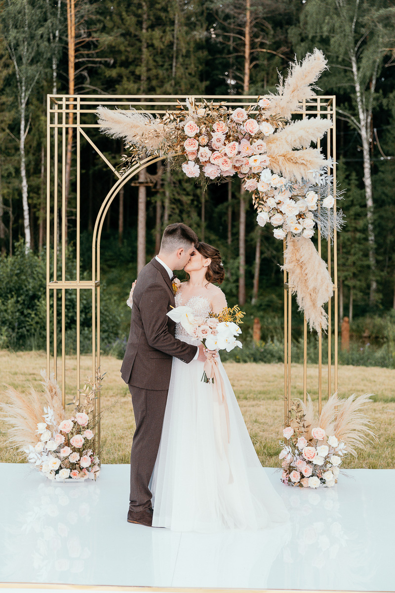 Победили стиль, вкус и эстетика. Так можно сказать о лучшей свадьбе, занявшей первое место ежегодной премии Wedmate Awards 2020.