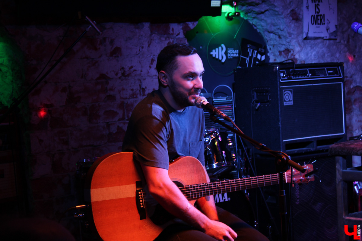 Казанская группа «Мураками» таки доехала до Владимира! Пусть и не вся, а лишь в составе солистки Диляры Вагаповой и гитариста Раиля Латыпова. Но большего и не потребовалось, ведь 24 февраля в рок-лаборатории «Другой Бар» был запланирован камерный акустический концерт.