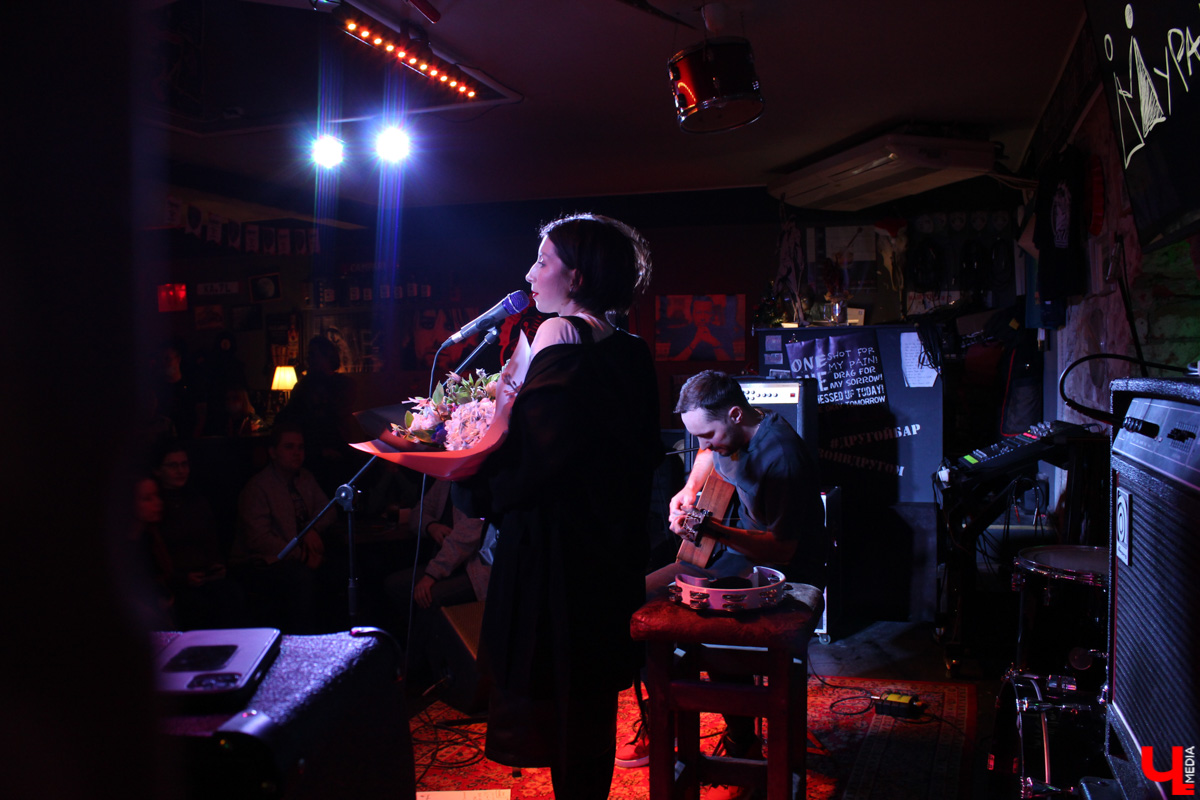 Казанская группа «Мураками» таки доехала до Владимира! Пусть и не вся, а лишь в составе солистки Диляры Вагаповой и гитариста Раиля Латыпова. Но большего и не потребовалось, ведь 24 февраля в рок-лаборатории «Другой Бар» был запланирован камерный акустический концерт.