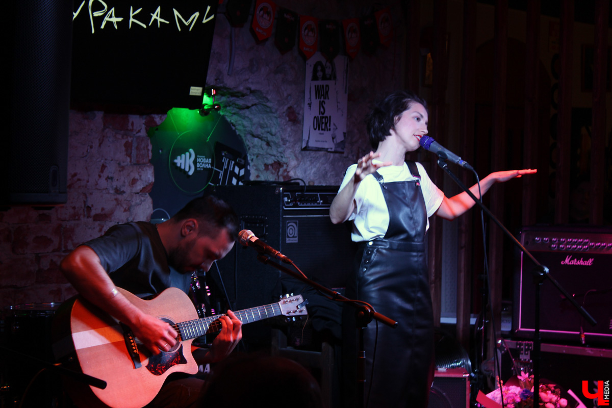 Казанская группа «Мураками» таки доехала до Владимира! Пусть и не вся, а лишь в составе солистки Диляры Вагаповой и гитариста Раиля Латыпова. Но большего и не потребовалось, ведь 24 февраля в рок-лаборатории «Другой Бар» был запланирован камерный акустический концерт.