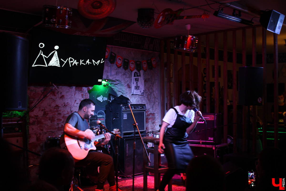 Казанская группа «Мураками» таки доехала до Владимира! Пусть и не вся, а лишь в составе солистки Диляры Вагаповой и гитариста Раиля Латыпова. Но большего и не потребовалось, ведь 24 февраля в рок-лаборатории «Другой Бар» был запланирован камерный акустический концерт.