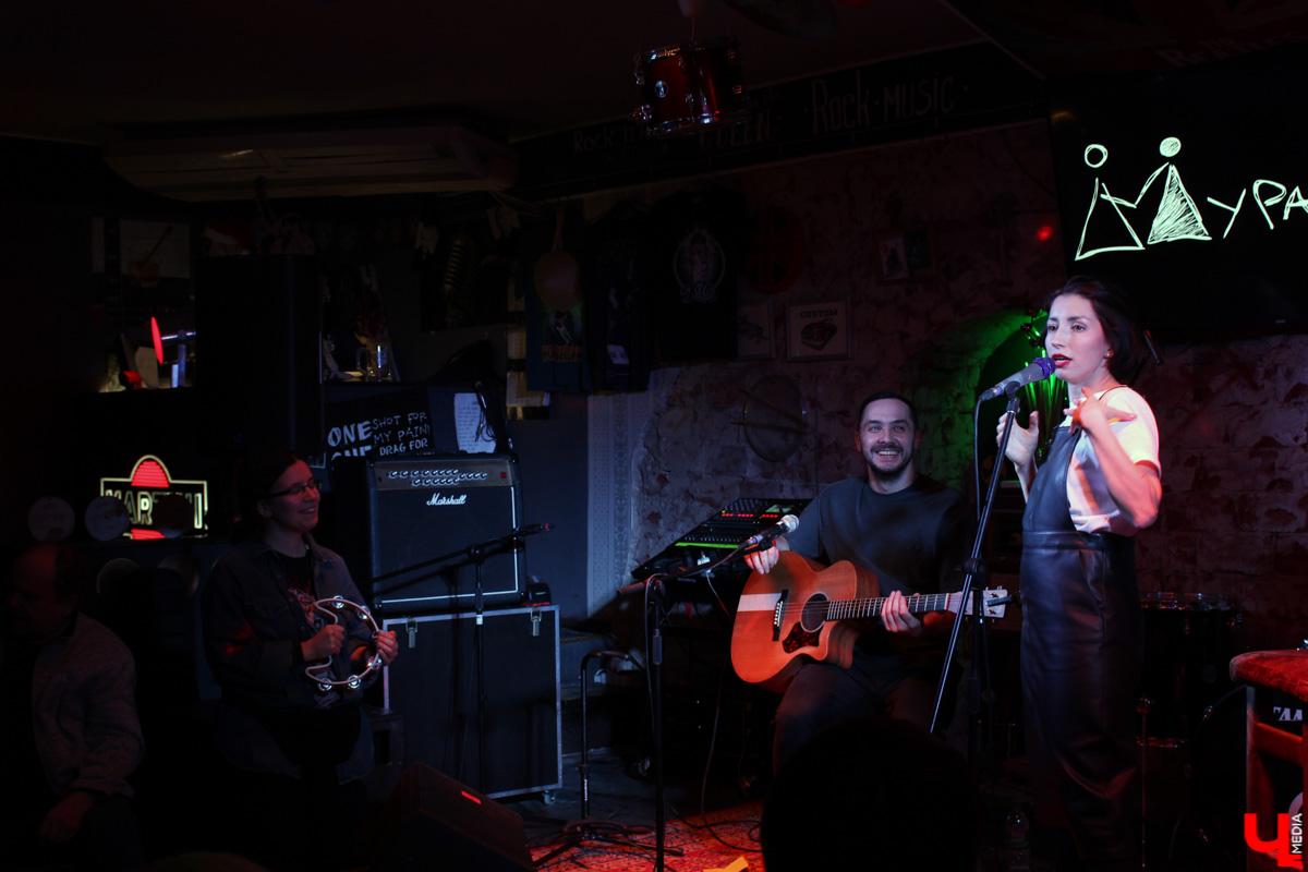 Казанская группа «Мураками» таки доехала до Владимира! Пусть и не вся, а лишь в составе солистки Диляры Вагаповой и гитариста Раиля Латыпова. Но большего и не потребовалось, ведь 24 февраля в рок-лаборатории «Другой Бар» был запланирован камерный акустический концерт.