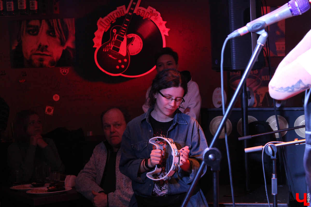 Казанская группа «Мураками» таки доехала до Владимира! Пусть и не вся, а лишь в составе солистки Диляры Вагаповой и гитариста Раиля Латыпова. Но большего и не потребовалось, ведь 24 февраля в рок-лаборатории «Другой Бар» был запланирован камерный акустический концерт.