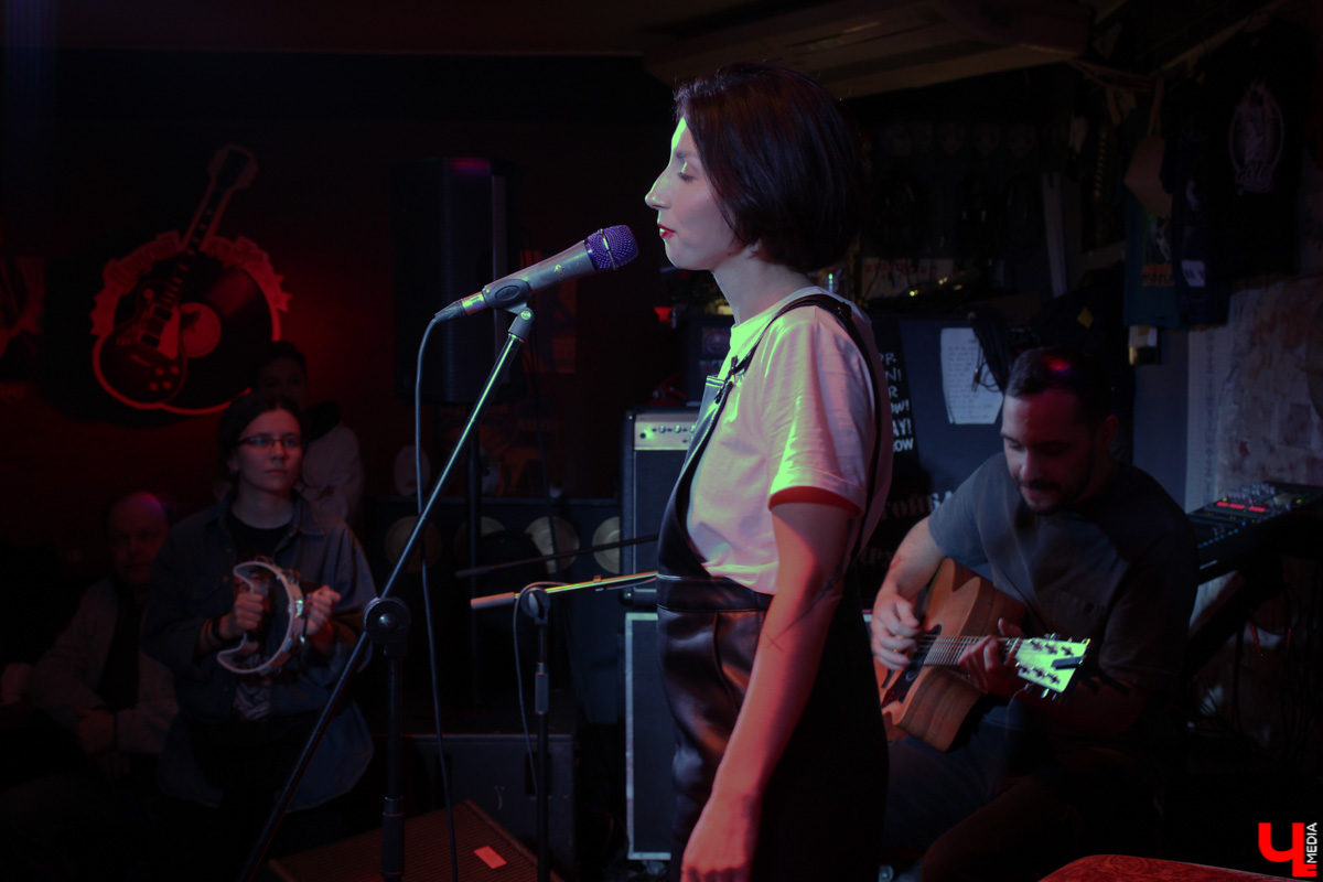 Казанская группа «Мураками» таки доехала до Владимира! Пусть и не вся, а лишь в составе солистки Диляры Вагаповой и гитариста Раиля Латыпова. Но большего и не потребовалось, ведь 24 февраля в рок-лаборатории «Другой Бар» был запланирован камерный акустический концерт.