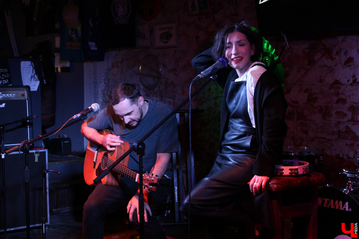 Казанская группа «Мураками» таки доехала до Владимира! Пусть и не вся, а лишь в составе солистки Диляры Вагаповой и гитариста Раиля Латыпова. Но большего и не потребовалось, ведь 24 февраля в рок-лаборатории «Другой Бар» был запланирован камерный акустический концерт.