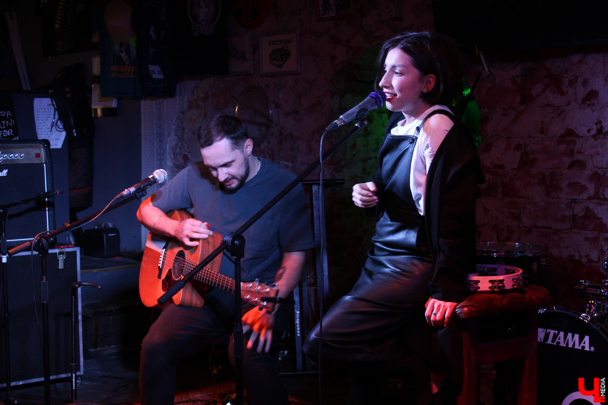 Казанская группа «Мураками» таки доехала до Владимира! Пусть и не вся, а лишь в составе солистки Диляры Вагаповой и гитариста Раиля Латыпова. Но большего и не потребовалось, ведь 24 февраля в рок-лаборатории «Другой Бар» был запланирован камерный акустический концерт.