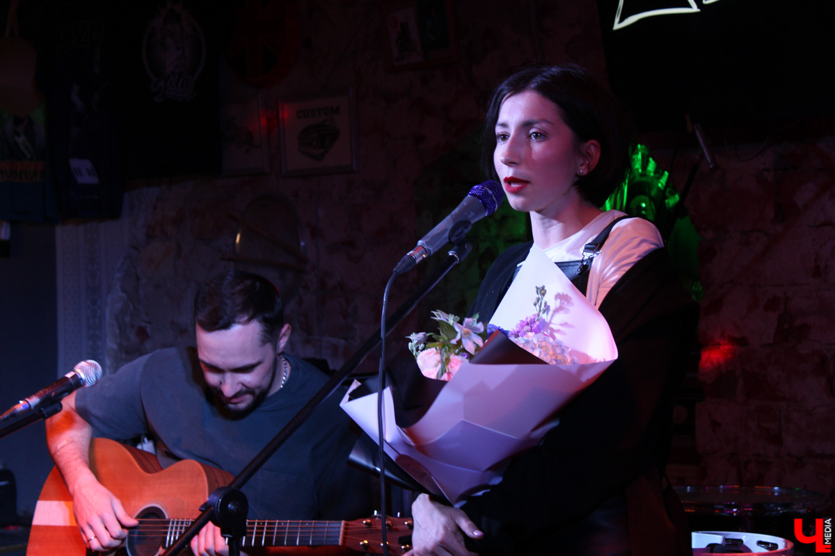 Казанская группа «Мураками» таки доехала до Владимира! Пусть и не вся, а лишь в составе солистки Диляры Вагаповой и гитариста Раиля Латыпова. Но большего и не потребовалось, ведь 24 февраля в рок-лаборатории «Другой Бар» был запланирован камерный акустический концерт.