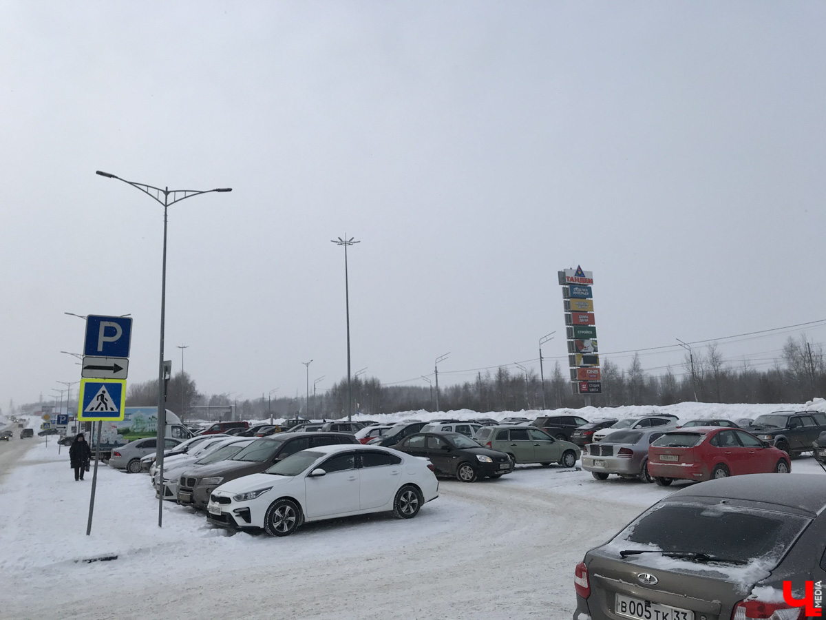 На машине объездили большую часть парковок возле торговых центров Владимира и выбрали среди них наиболее удобные.