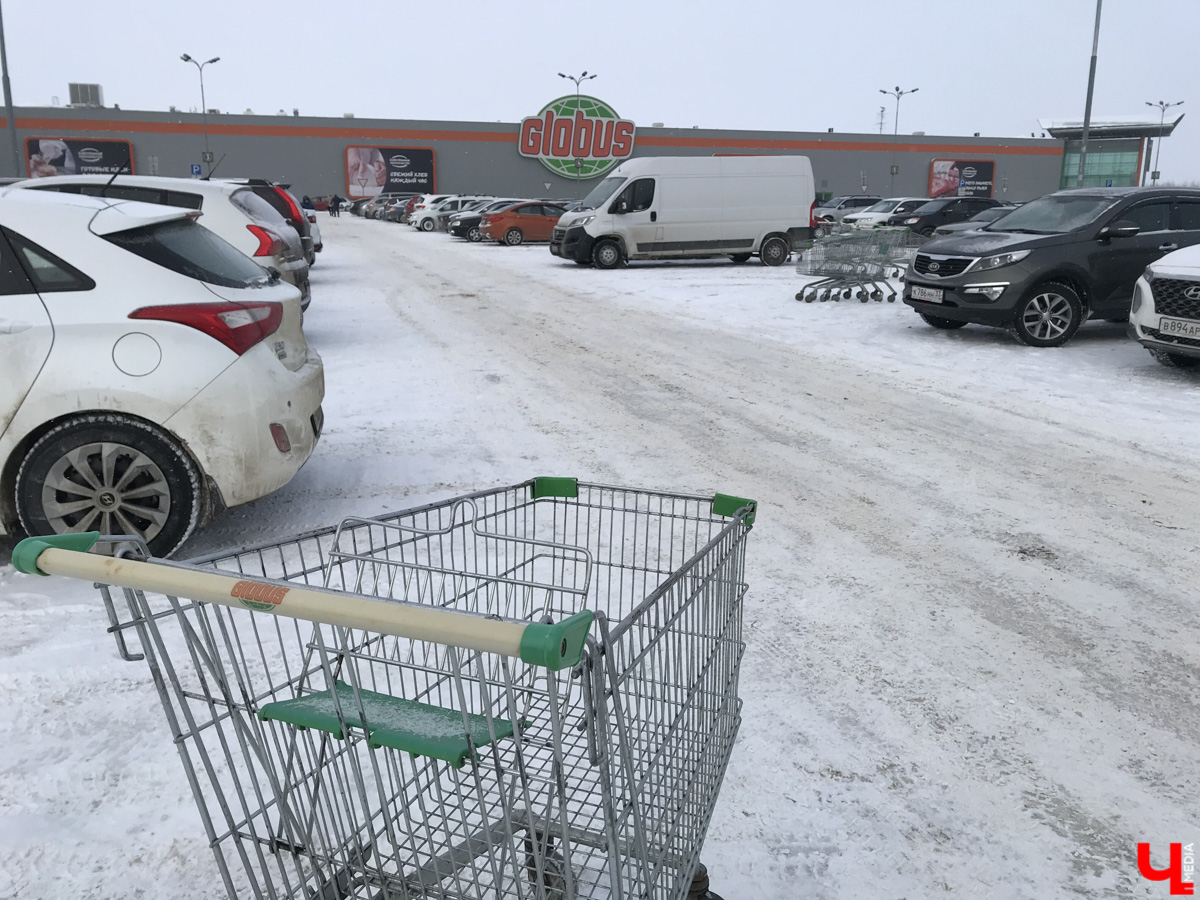 На машине объездили большую часть парковок возле торговых центров Владимира и выбрали среди них наиболее удобные.