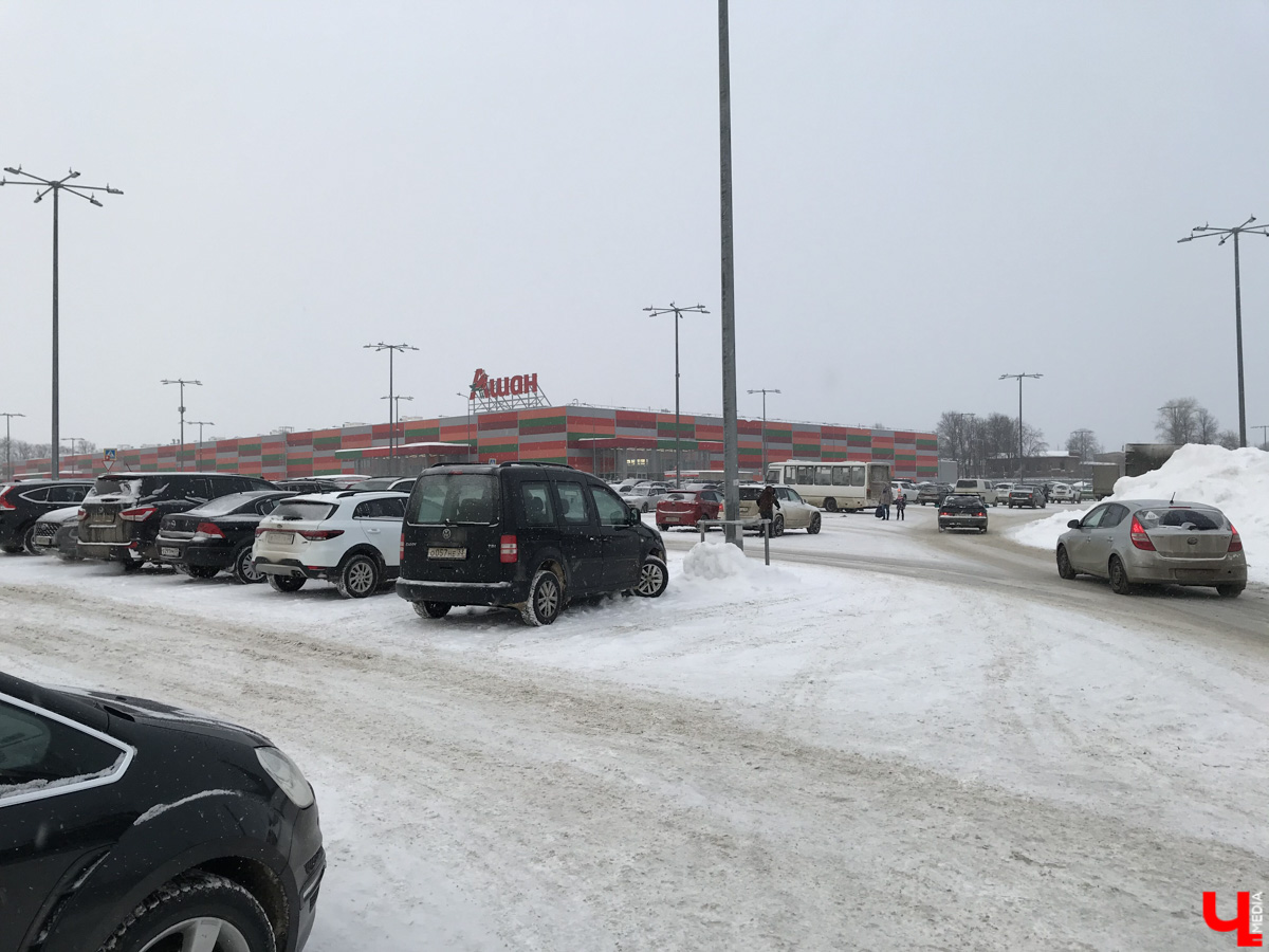 На машине объездили большую часть парковок возле торговых центров Владимира и выбрали среди них наиболее удобные.