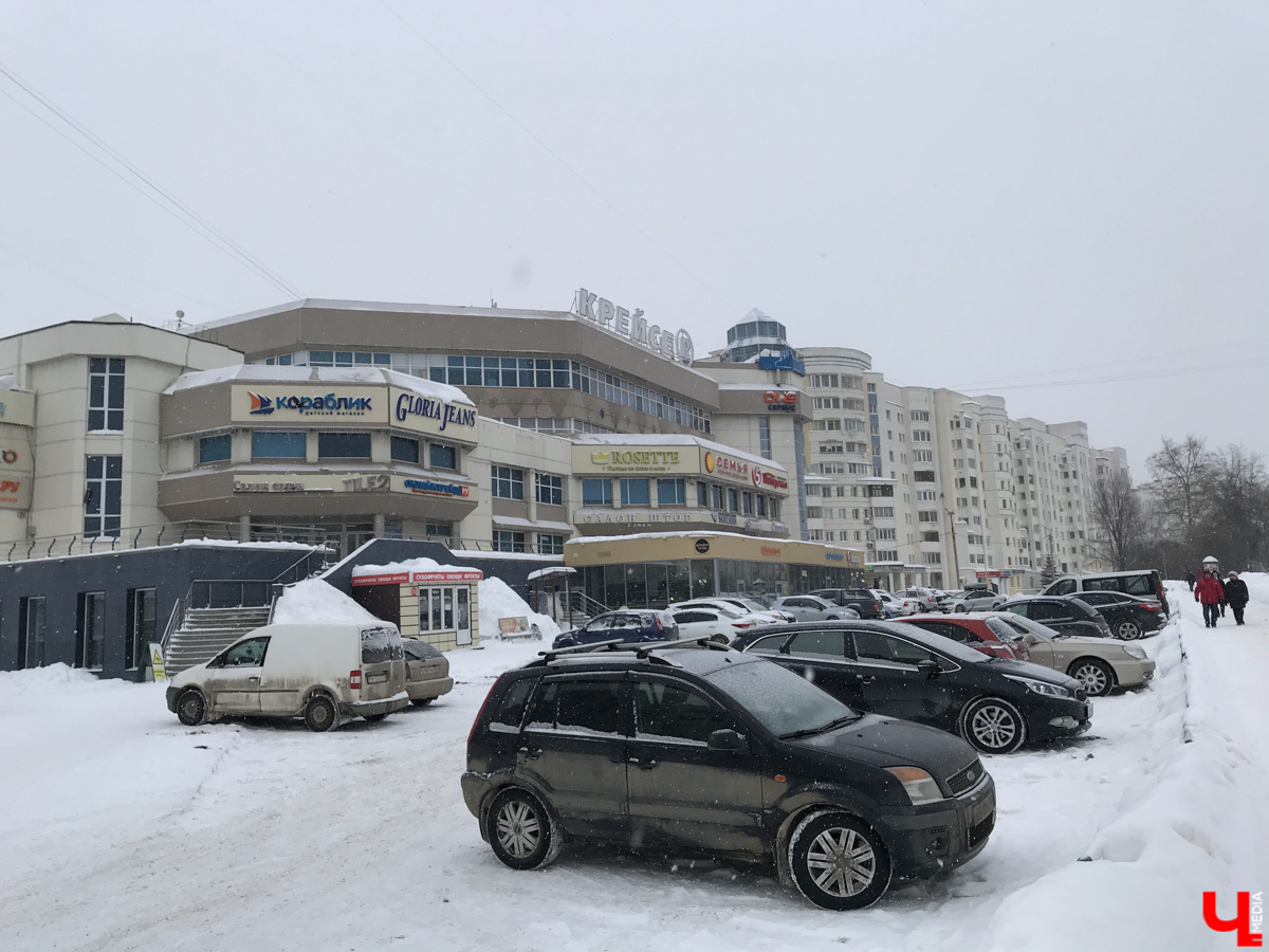На машине объездили большую часть парковок возле торговых центров Владимира и выбрали среди них наиболее удобные.
