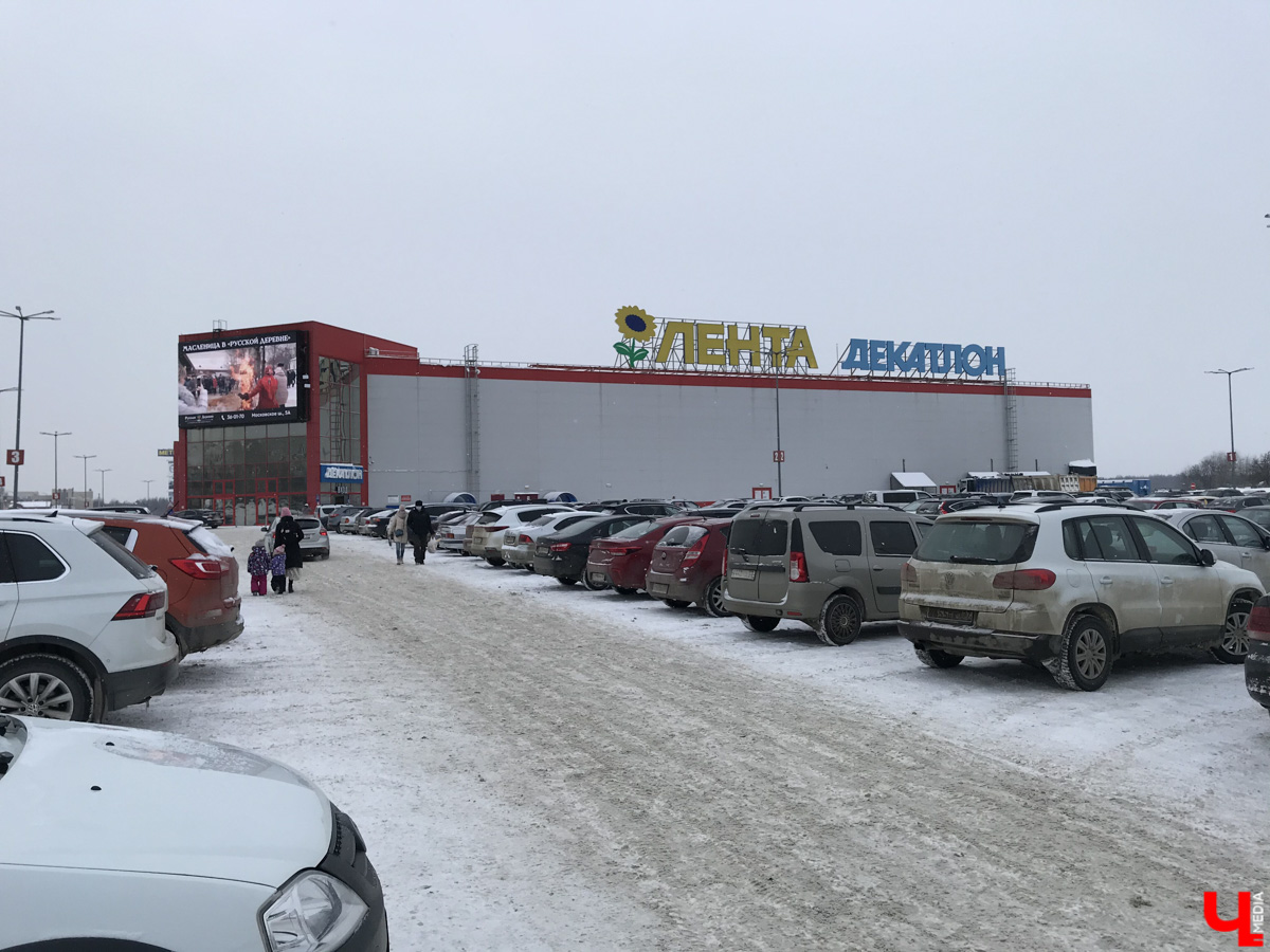 На машине объездили большую часть парковок возле торговых центров Владимира и выбрали среди них наиболее удобные.