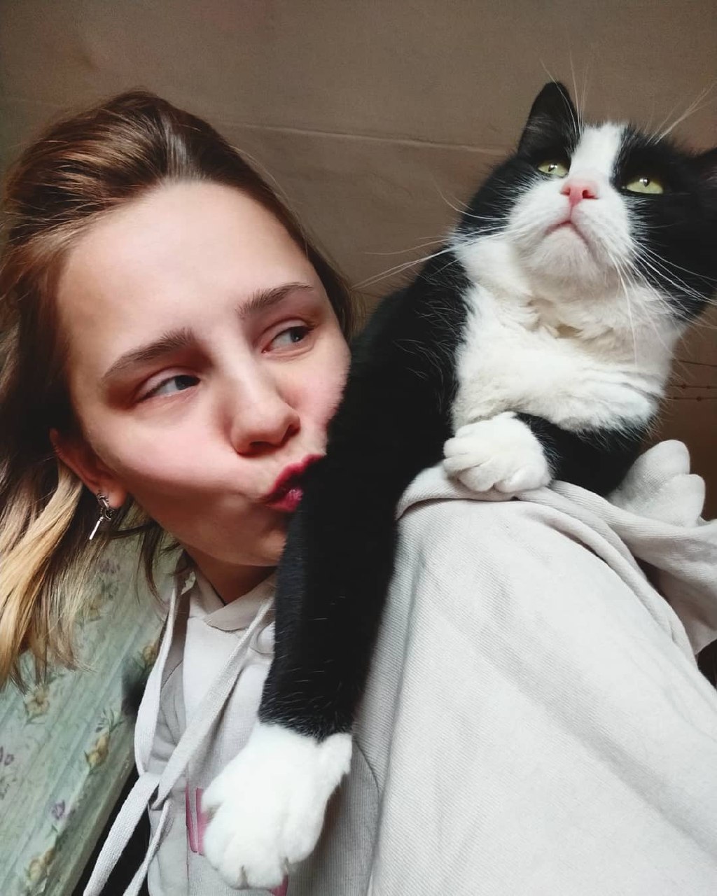 1 марта отмечают День кошек, а это значит, что пора передать привет хвостатым и усатым меньшим братьям, запечатленным в фотографиях счастливых владимирских хозяев.