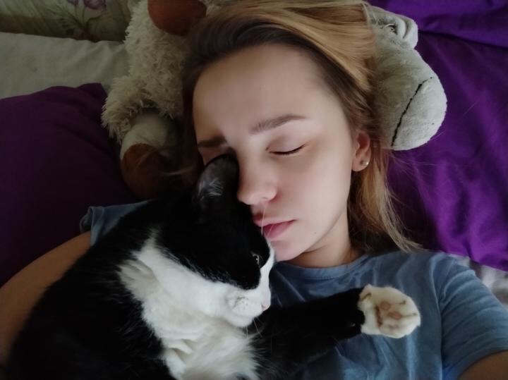 1 марта отмечают День кошек, а это значит, что пора передать привет хвостатым и усатым меньшим братьям, запечатленным в фотографиях счастливых владимирских хозяев.